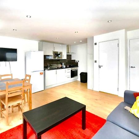 Lovely 2 Bedroom Serviced Penthouse Battersea Park Road Лондон Екстериор снимка