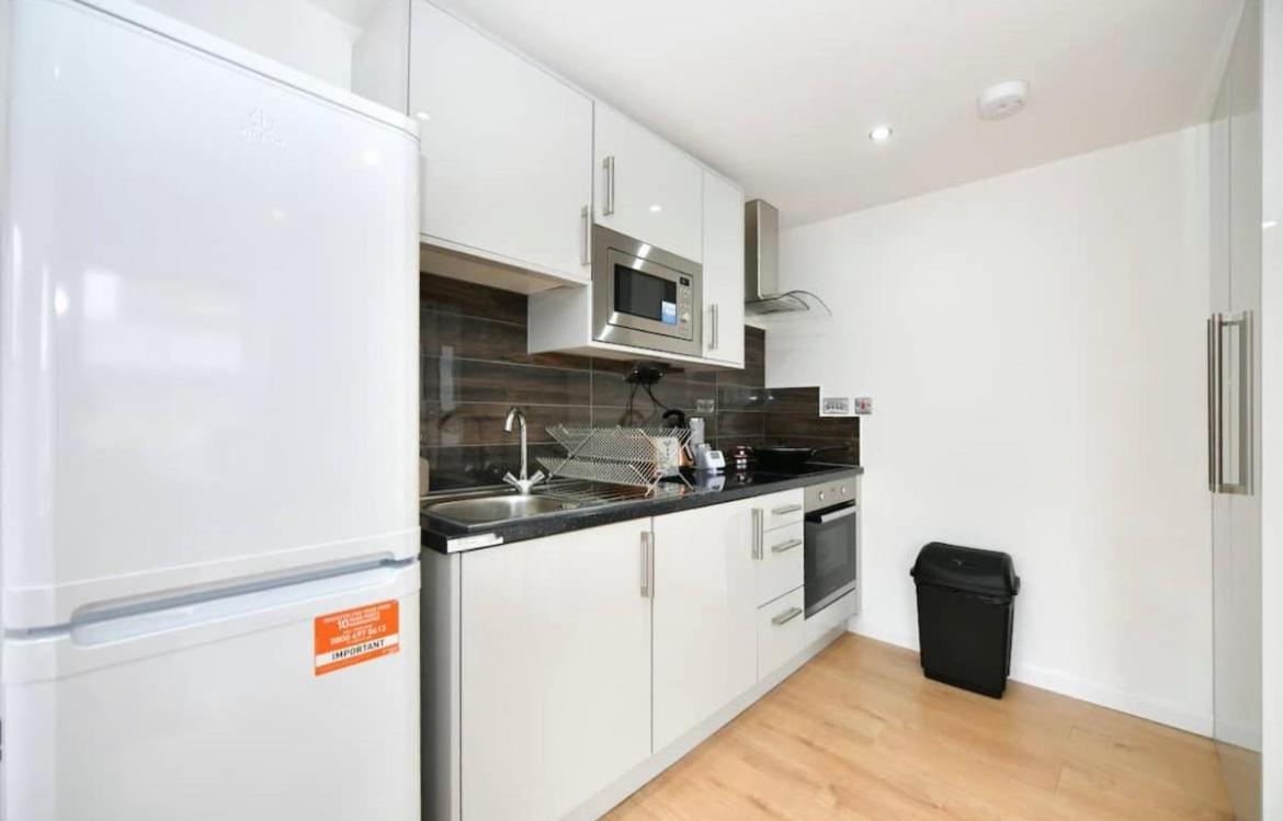 Lovely 2 Bedroom Serviced Penthouse Battersea Park Road Лондон Екстериор снимка